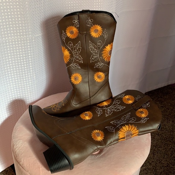 NWOT boots.  They have never been worn. - Picture 5 of 5